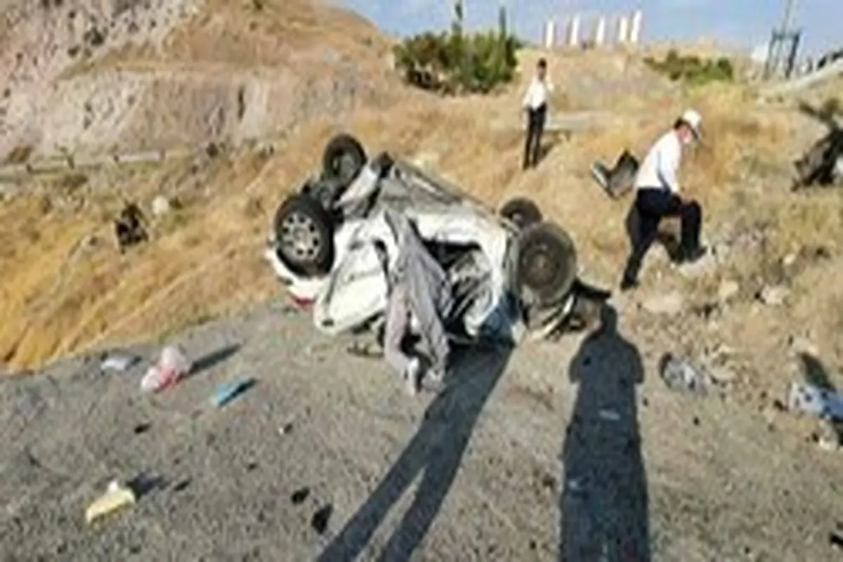 سقوط خودروی ۲۰۶ از پل آزادراه تهران - پردیس/ راننده ۲۰۶ کشته شد+ عکس