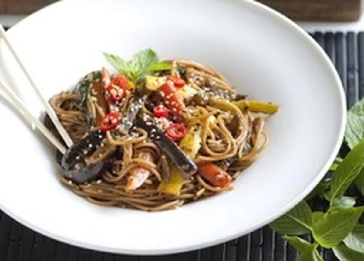 طرز تهیه خوراک سبزیجات با نودل