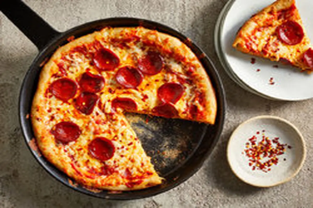 طرز تهیه پیتزا با سوسیس پپرونی و سس مخصوص