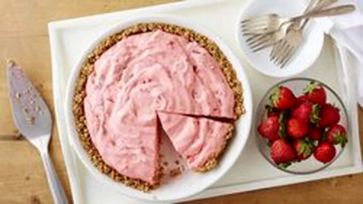 طرز تهیه کیک توت فرنگی یخچالی بدون فر