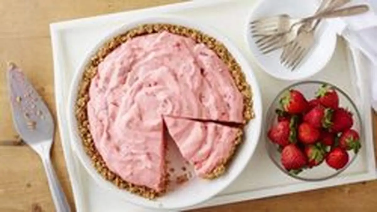 طرز تهیه کیک توت فرنگی یخچالی بدون فر