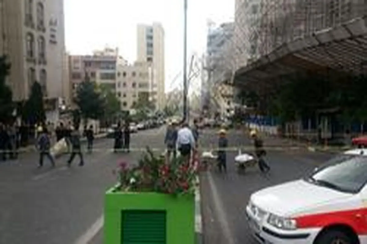 سقوط داربست روی ماشین‌ها در سعادت‌آباد+ فیلم
