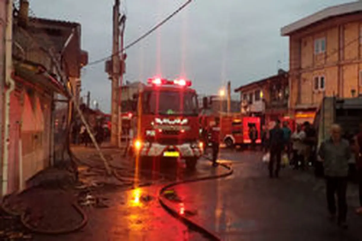 آتش سوزی ۵ خانه ویلایی در یک محله رشت + عکس