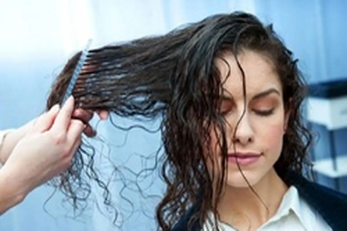 چرا مو‌های خود را در حالت خیس شانه نکنیم؟