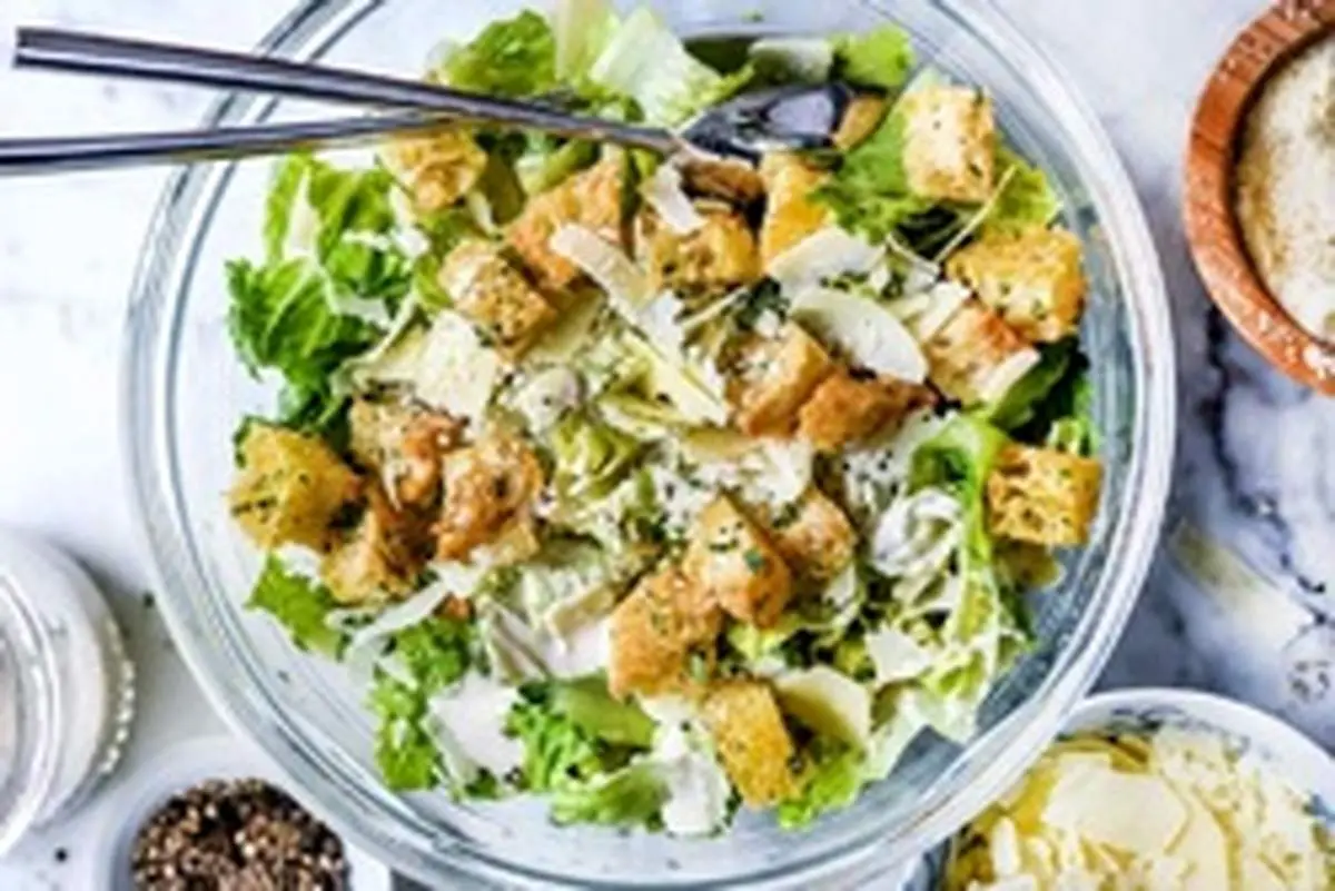 طرز تهیه سالاد سزار همراه با یک سس خوشمزه