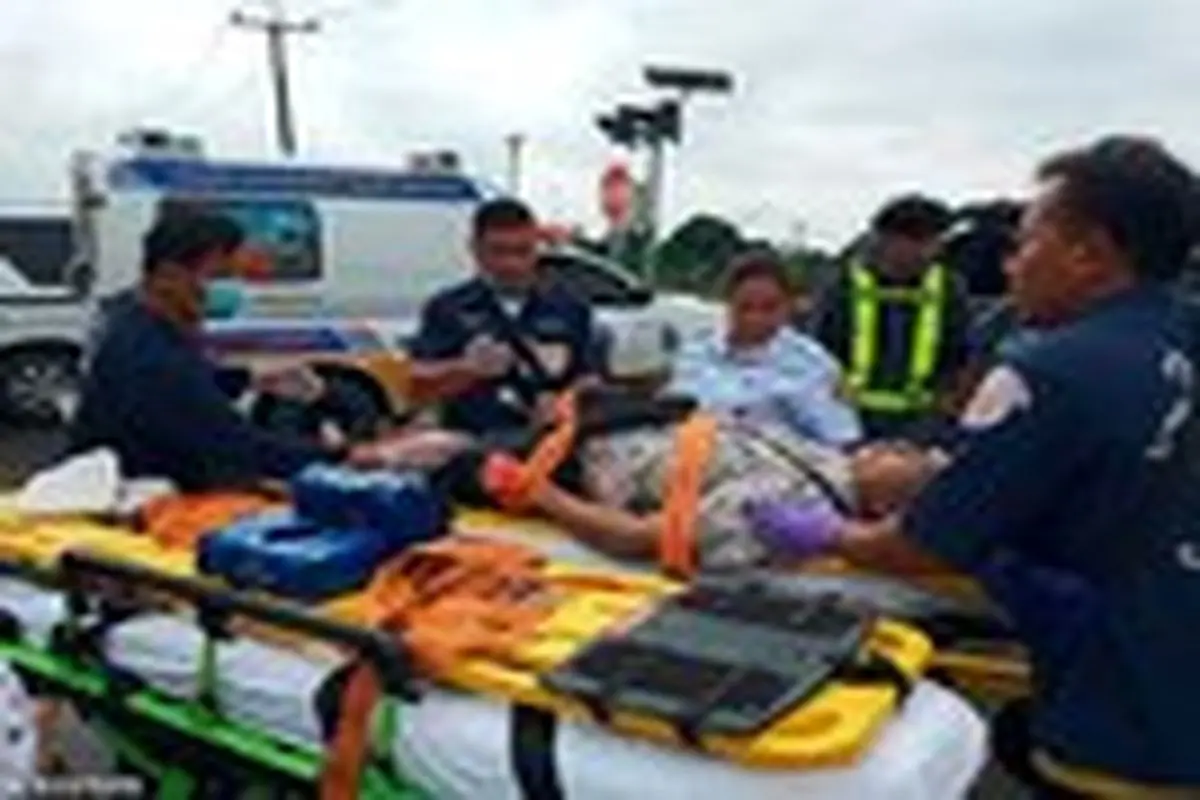 ۱۷ کشته بر اثر برخورد اتوبوس و قطار در تایلند+عکس