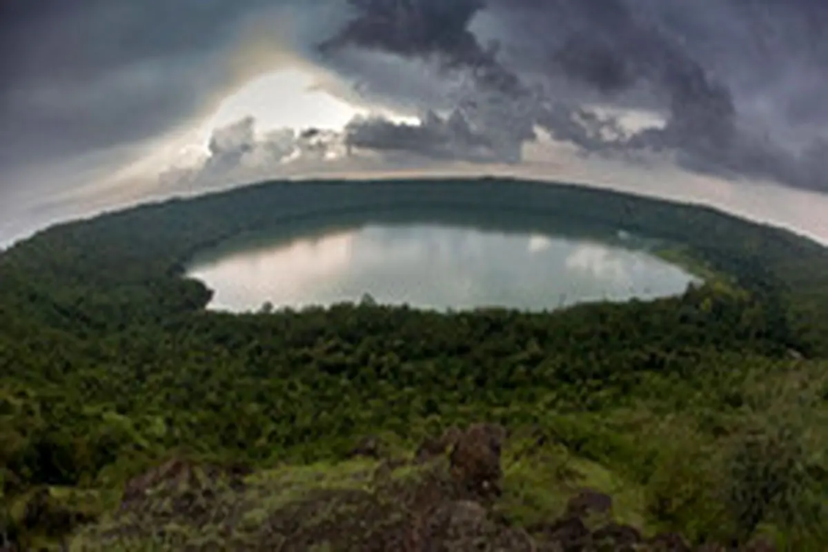 تغییر رنگ عجیب دریاچه ۵۰ هزار ساله در هند + تصاویر