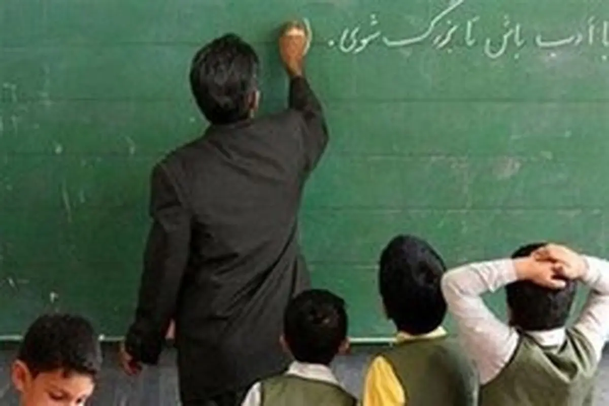 وزیر آموزشوپرورش خواستار پس گرفتن شکایت از معلم محکوم به شلاق شد + عکس