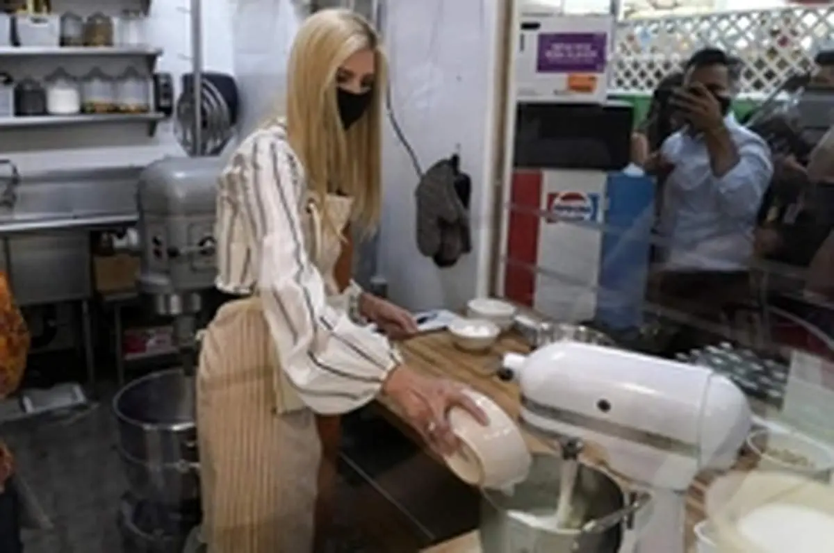 دیدنی‌های امروز؛ از کیک پختن دختر ترامپ تا ماسک زدن به هواپیمای مسافربری