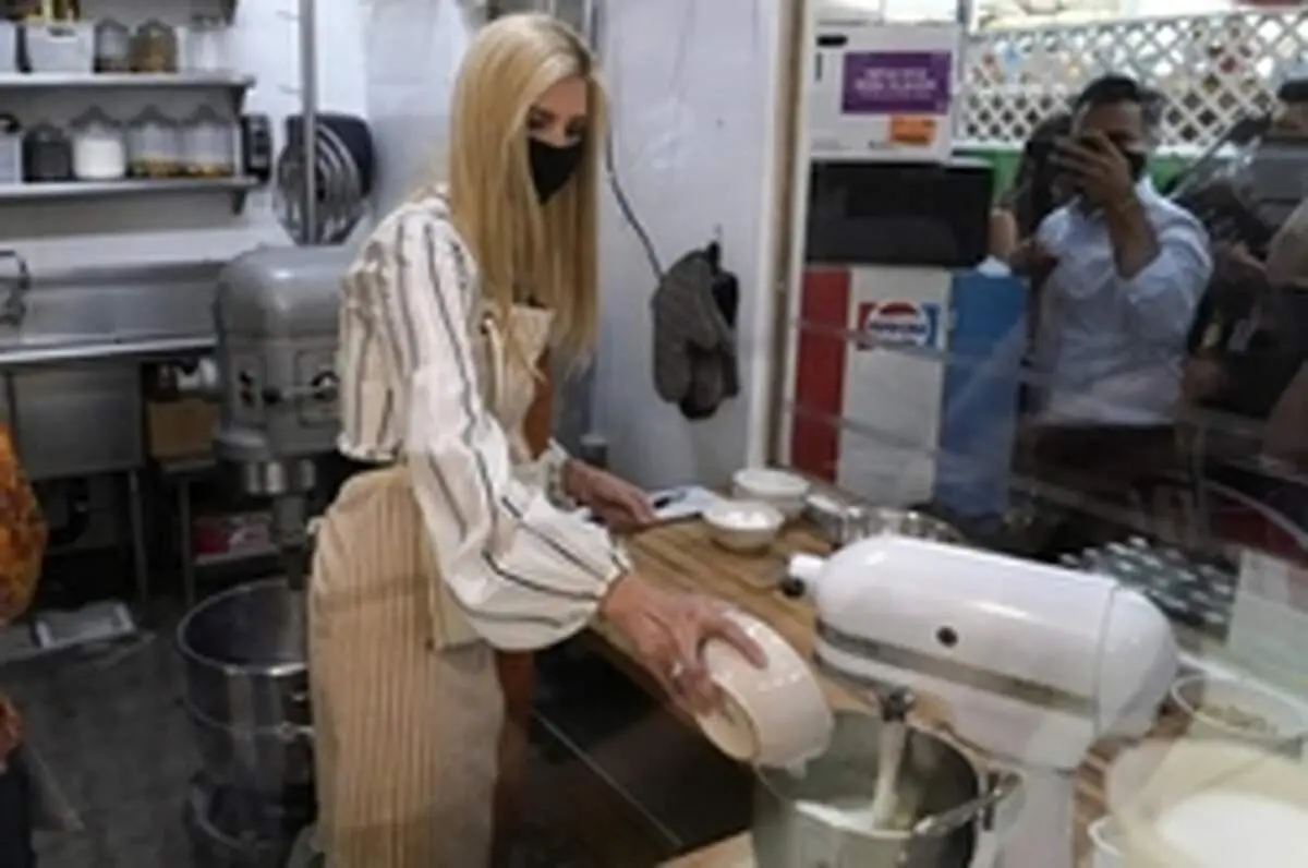 دیدنی‌های امروز؛ از کیک پختن دختر ترامپ تا ماسک زدن به هواپیمای مسافربری