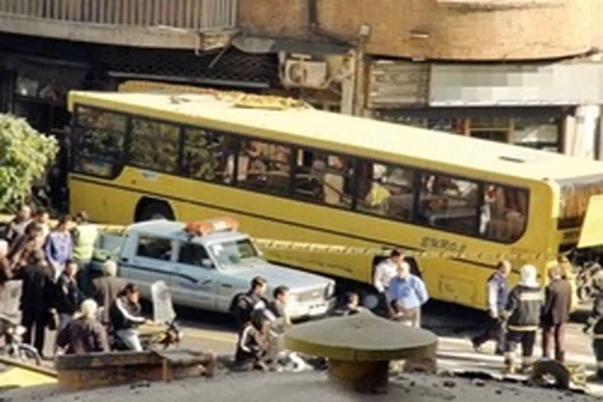 ورود مرگبار اتوبوس به داخل مغازه در مشگین‌شهر