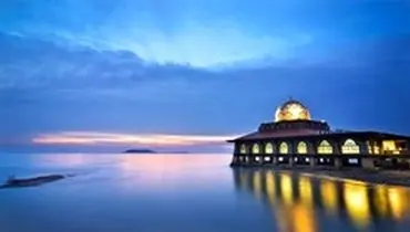 مسجد الحسین مالزی، مسجدی به روی آب