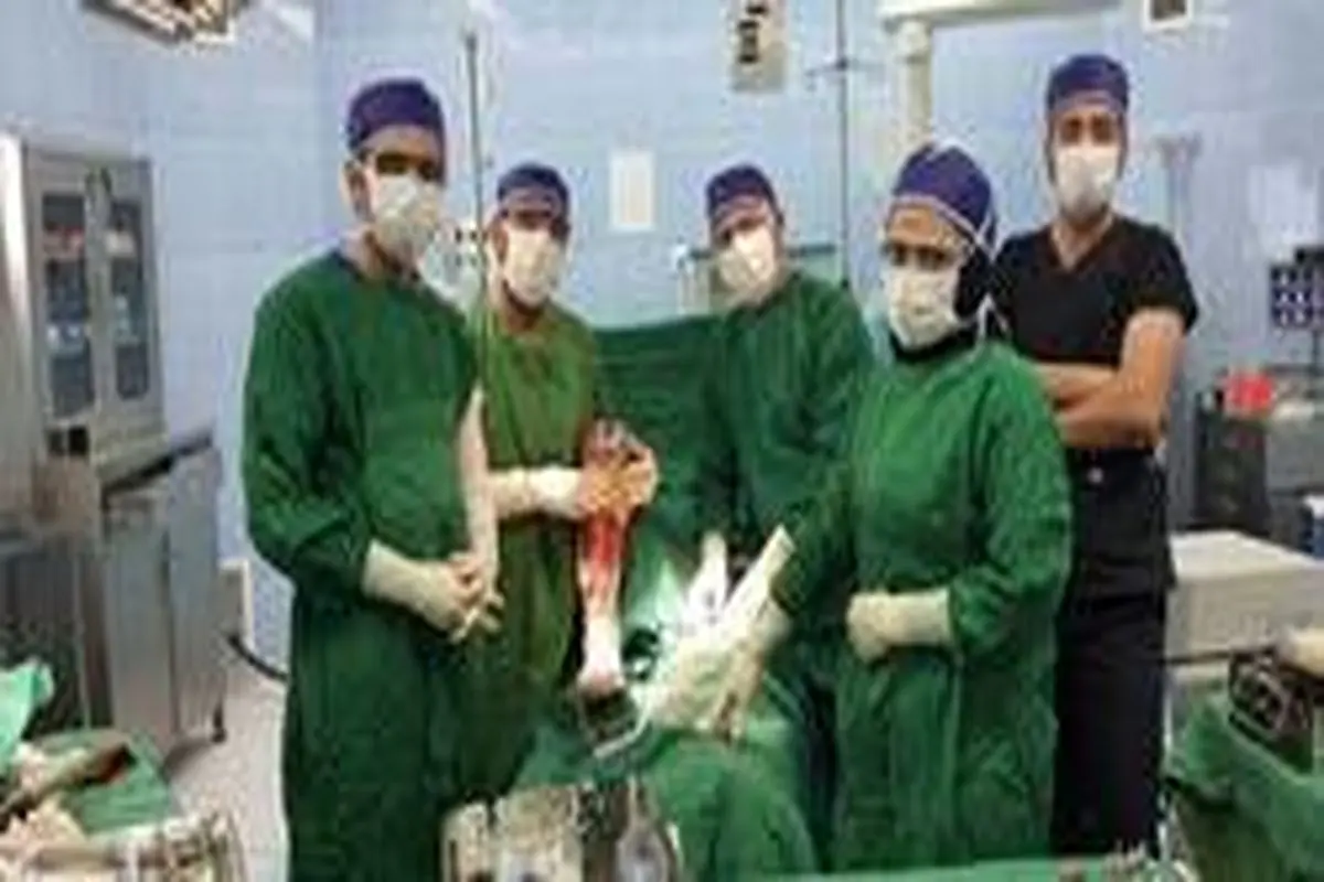 عکس یادگاری پزشکان با زانوی بیمار !