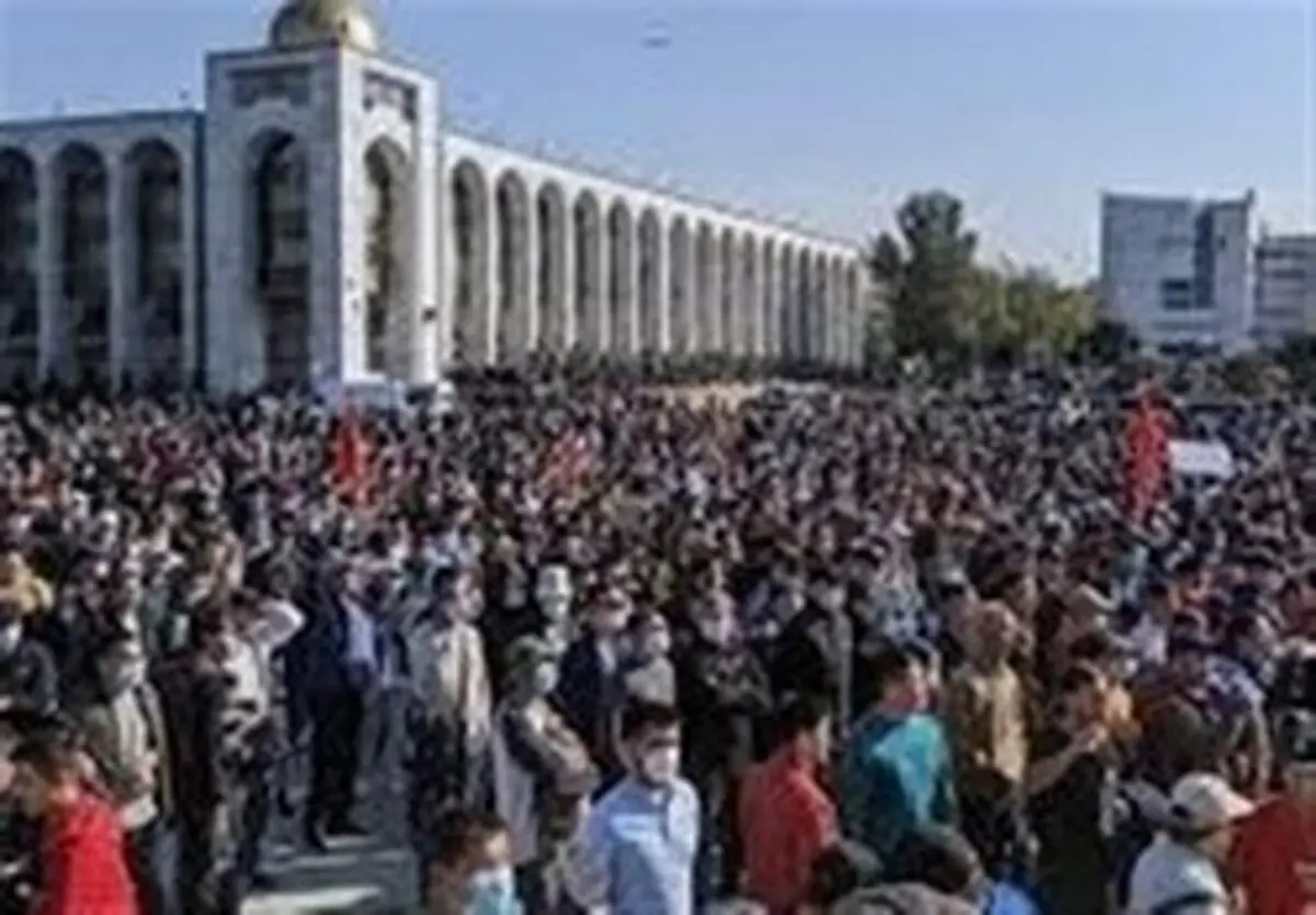 حمله معترضان قرقیزی به مقر ریاست جمهوری در بیشکک/ معترضان رئیس جمهور سابق قرقیزستان را از زندان آزاد کردند