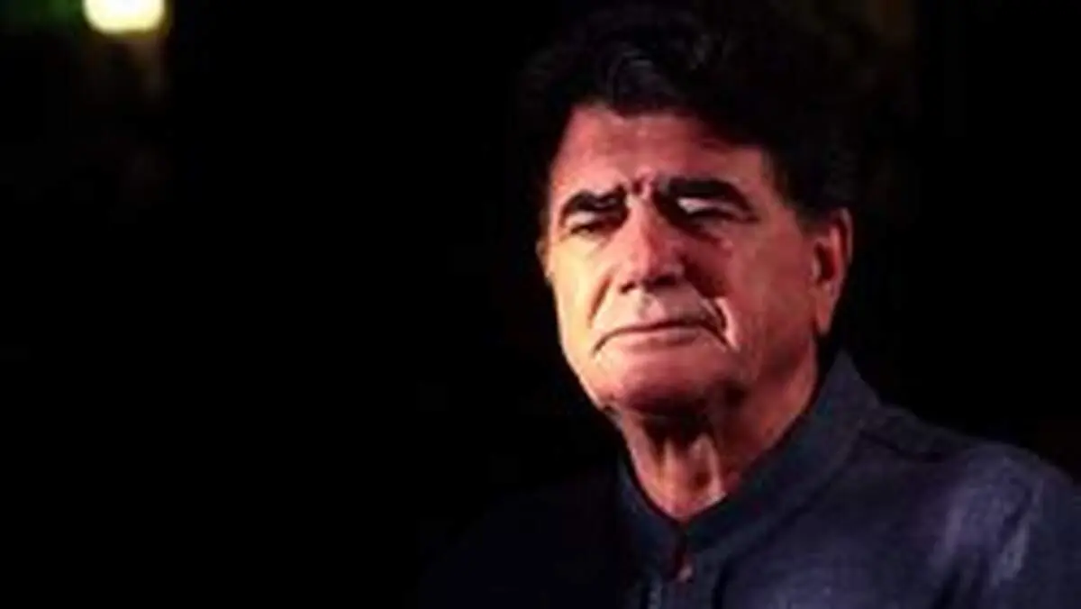 آوازخوانی هواداران شجریان مقابل بیمارستان جم + فیلم