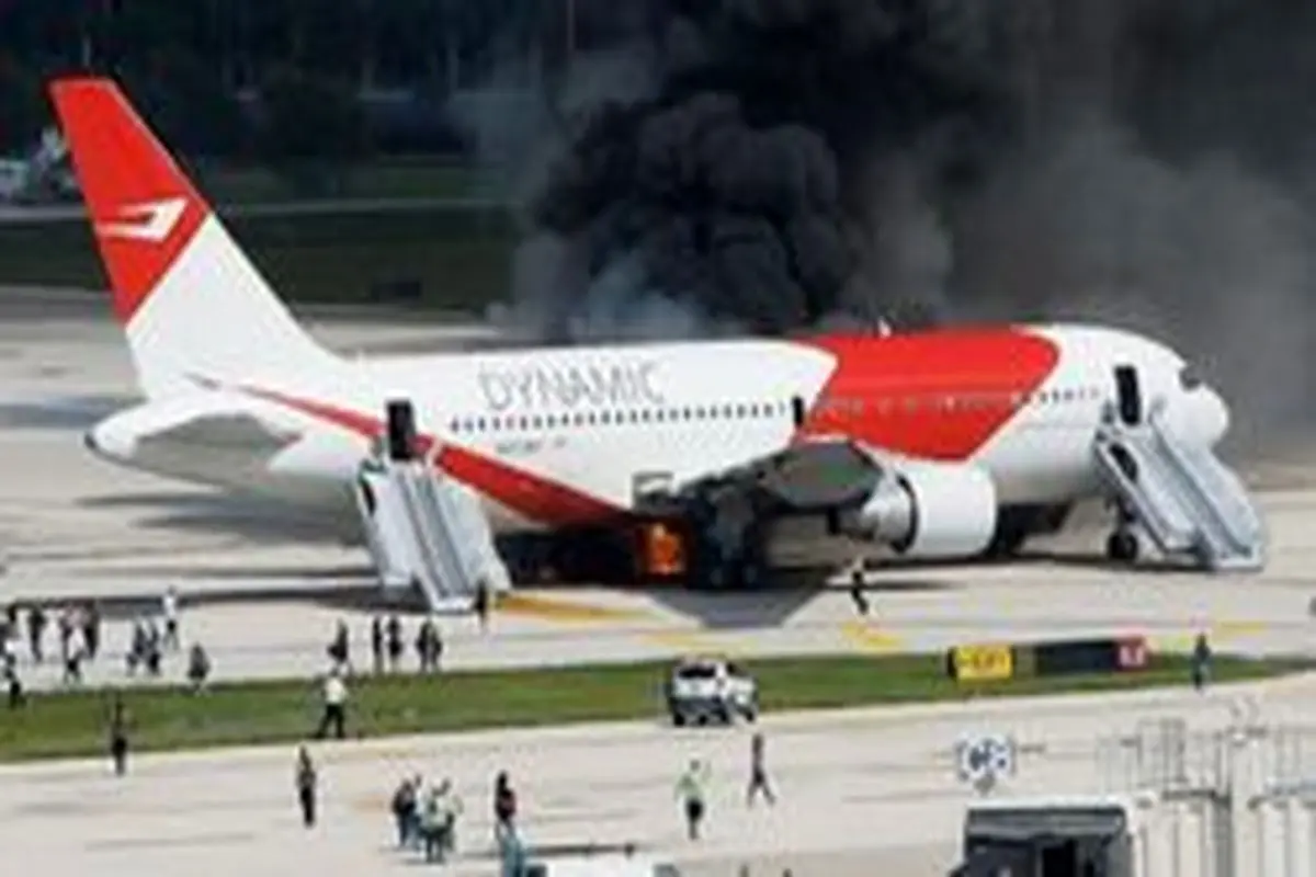 لحظه تخلیه مسافرین از هواپیمای گرفتار در حریق آتش + فیلم