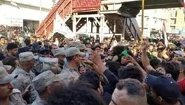 درگیری تظاهرکنندگان عراقی با نیرو‌های امنیتی در مقابل حرم حسینی