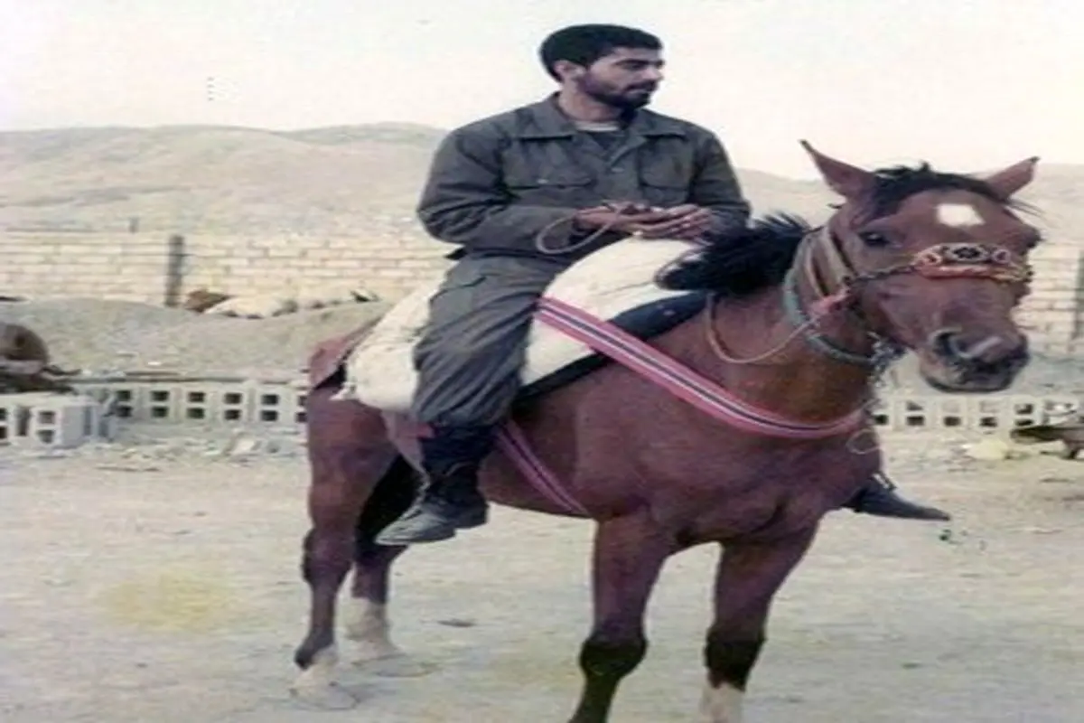 تصویری دیده نشده از شهید سلیمانی سوار بر اسب