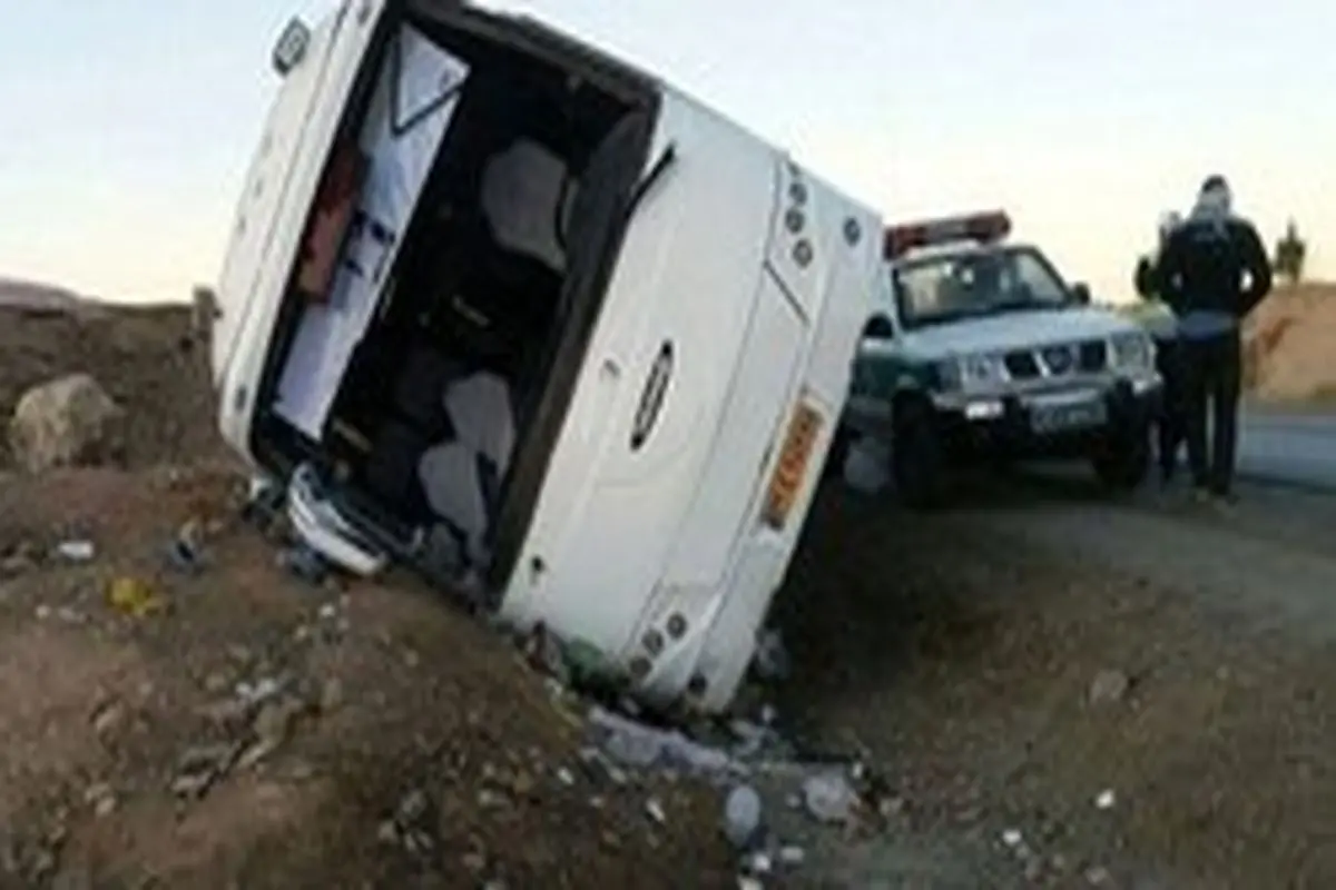 واژگونی اتوبوس در جاده تهران- مشهد/ ۲۰ نفر مصدوم شدند