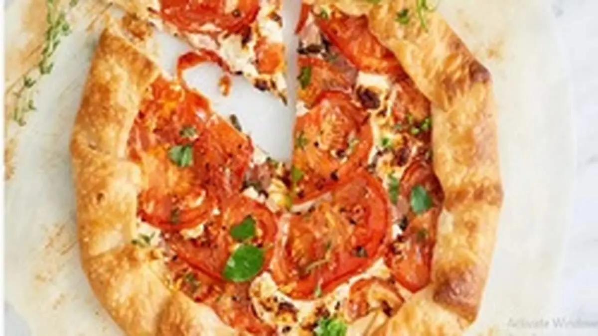 طرز تهیه نان و پنیر و گوجه متفاوت