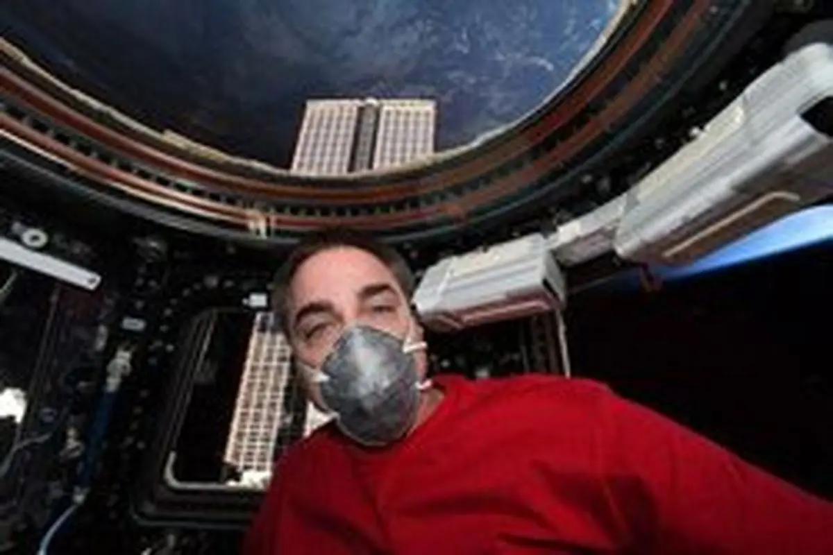 فضانورد ناسا با ماسک، آماده بازگشت به زمین+عکس