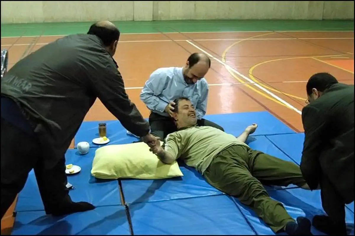 عکس: سعید حجاریان در حال اجرای نرمش‌های فیزیوتراپی