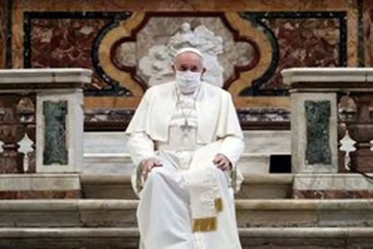 پاپ فرانسیس برای اولین بار از ماسک استفاده کرد + فیلم