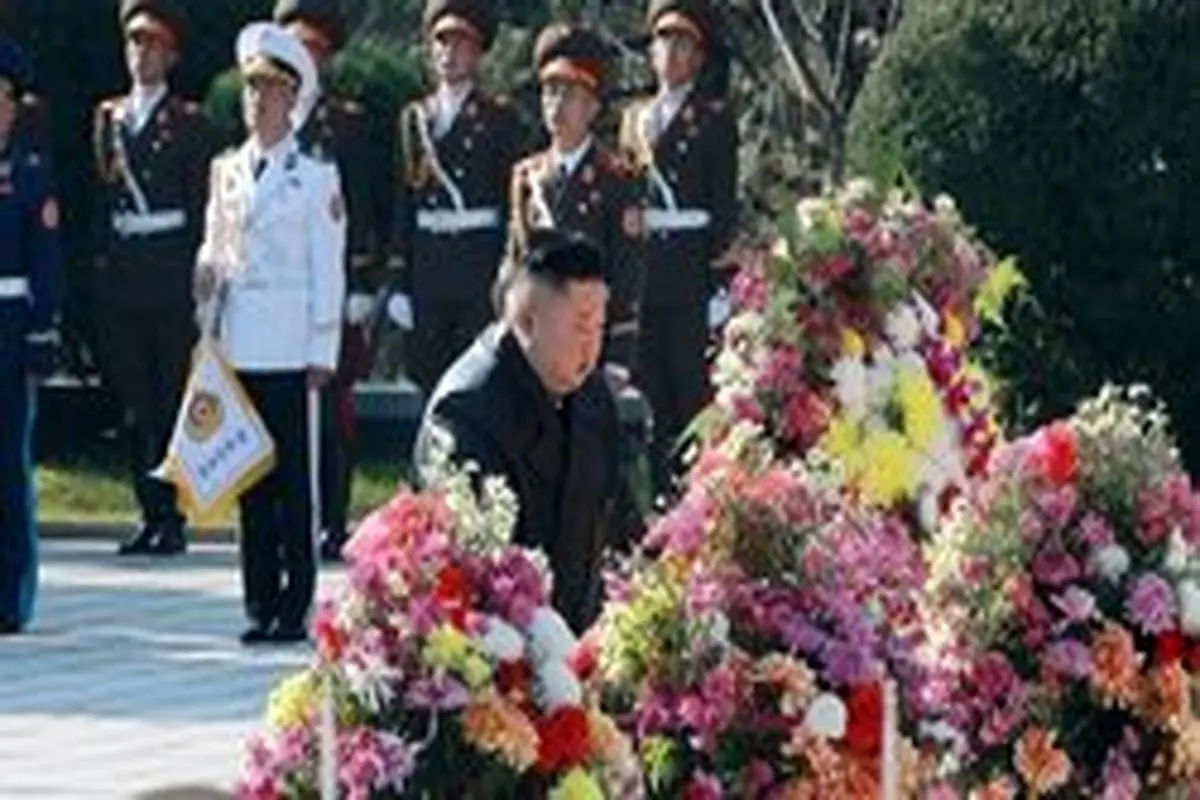 ادای احترام کیم جونگ اون به سربازان چینی کشته شده در جنگ کره