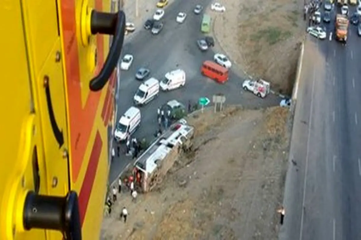 تصادف شدید کامیونت بار سیب با خاور در بزرگراه شهید یاسینی