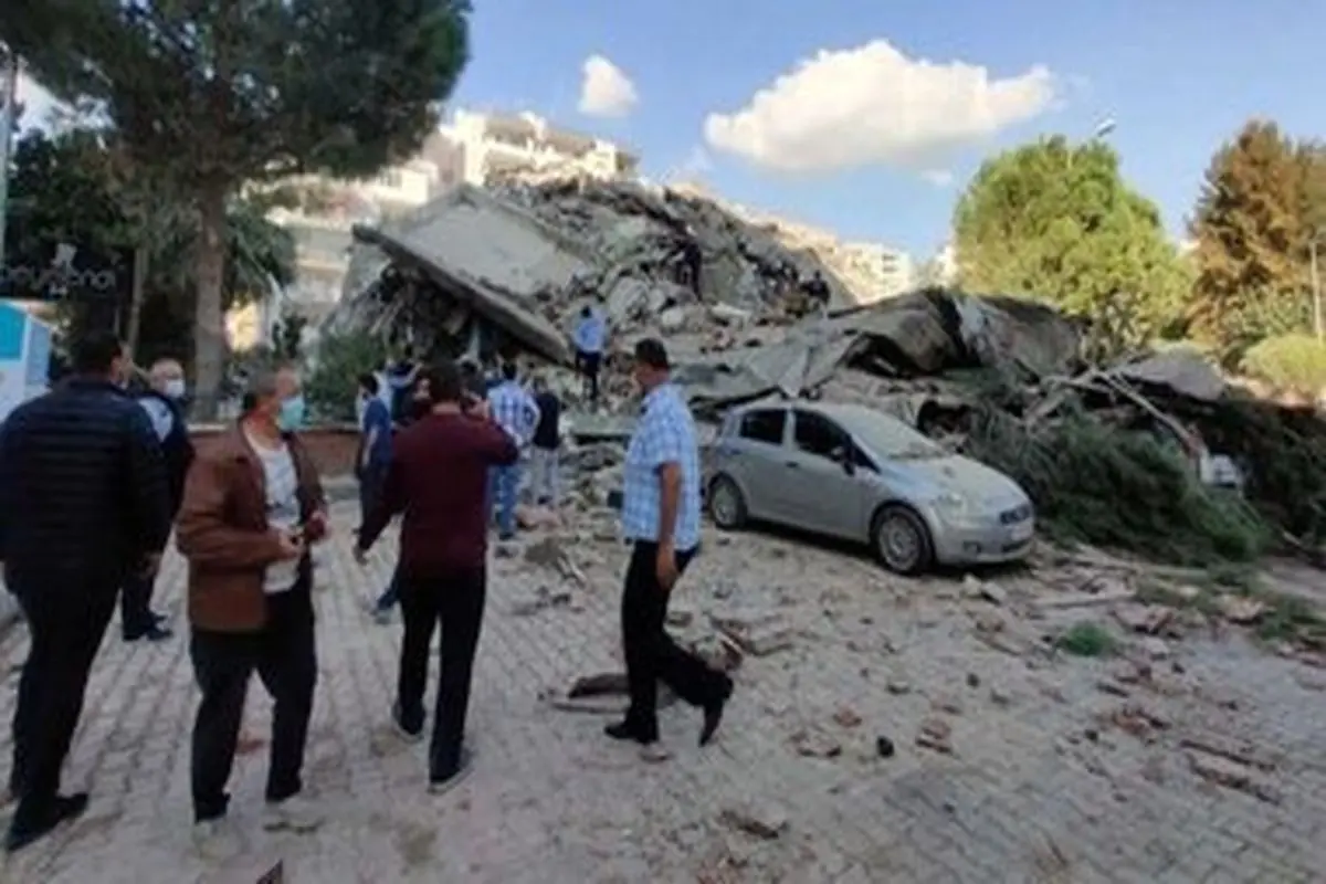 لحظه وقوع زلزله در ازمیر ترکیه و تخریب ساختمان‌ها+ فیلم