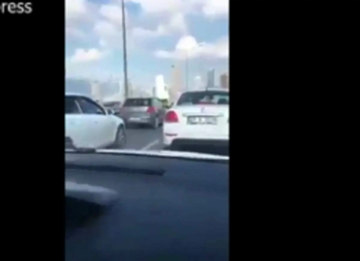 لحظه وقوع زلزله در ازمیر روی پل مملو از خودرو + فیلم