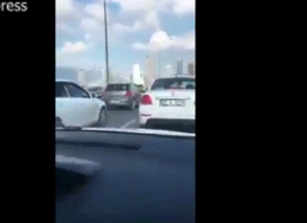 لحظه وقوع زلزله در ازمیر روی پل مملو از خودرو + فیلم