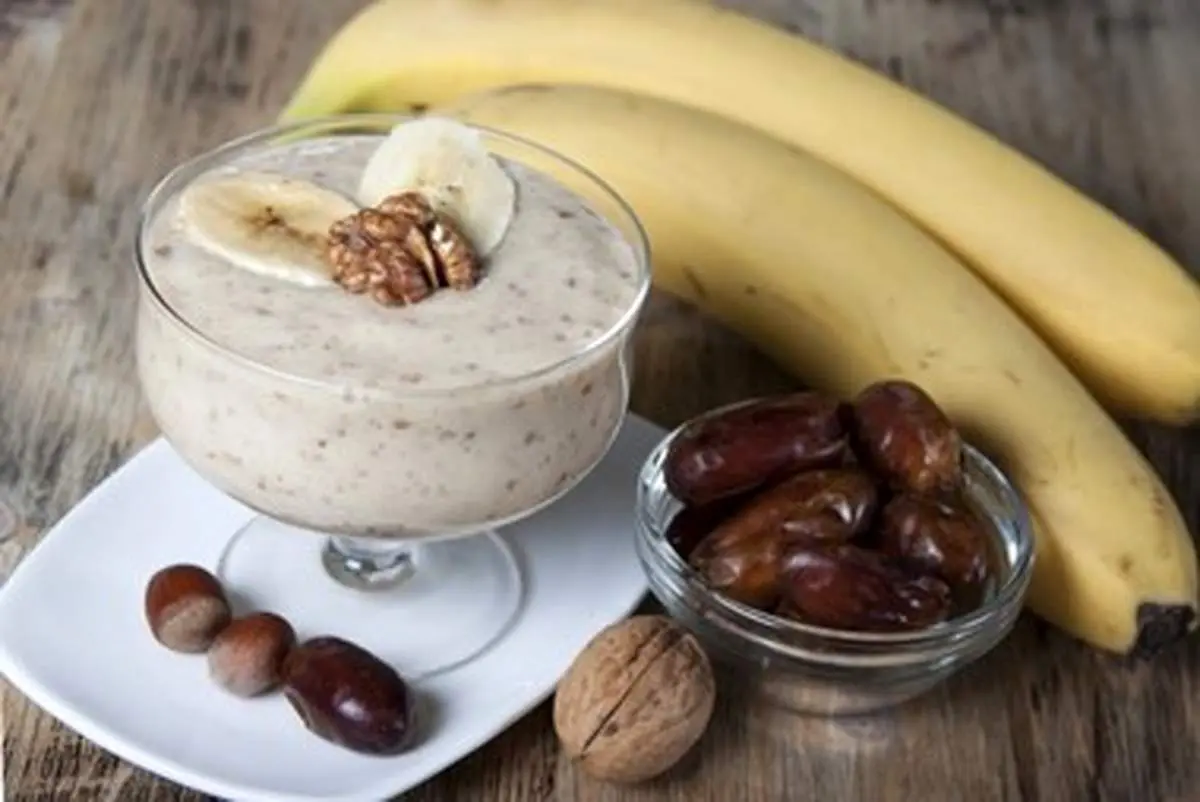 طرز تهیه اسموتی موز و خرما