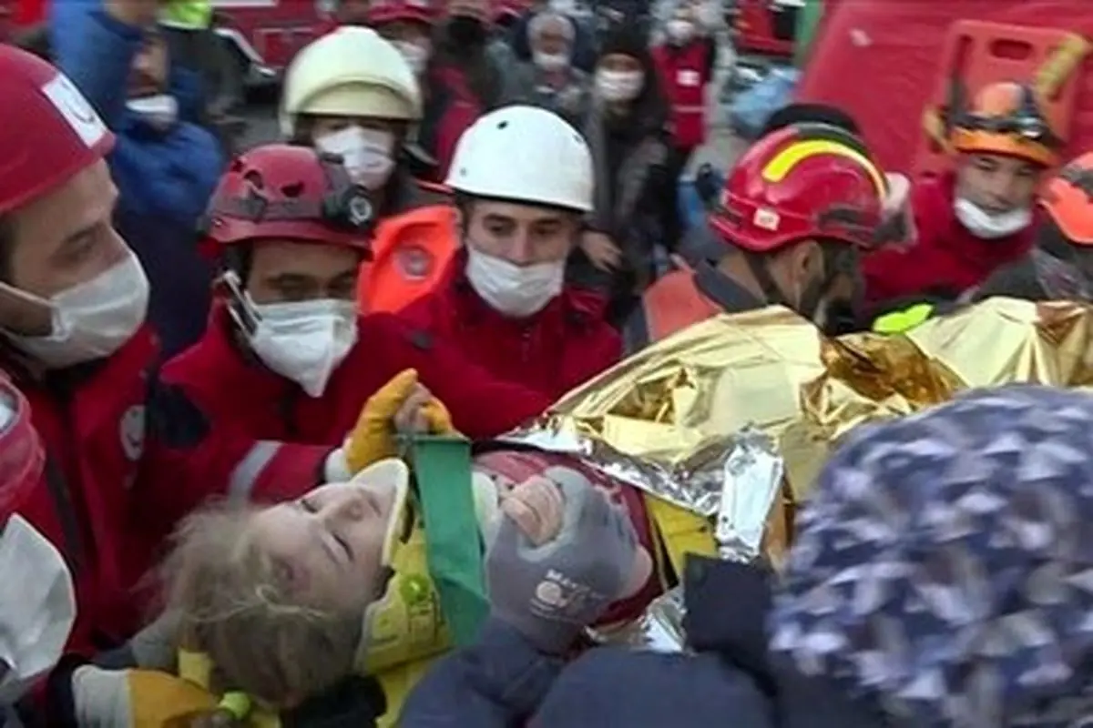 نجات دختر ۳ ساله از زیر آوار ۵۸ ساعت بعد زلزله ترکیه +عکس