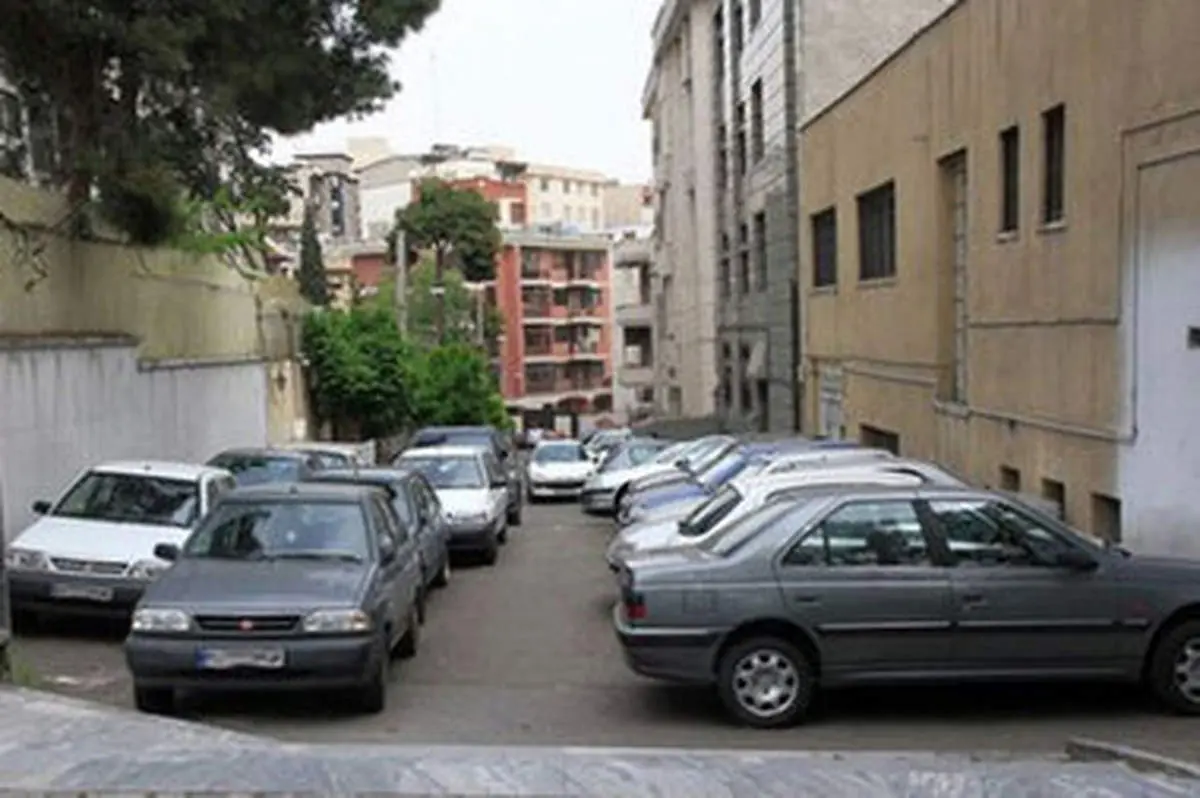 سقوط داربست کارگاه ساختمانی بر روی خودروها + فیلم