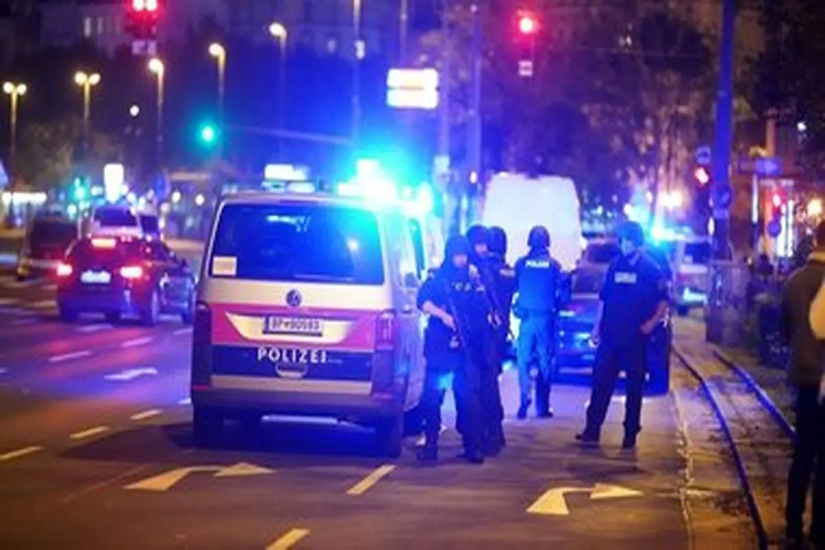 تصاویری از لحظات اولیه حمله تروریستی و شلیک به عابرین پیاده در وین + فیلم