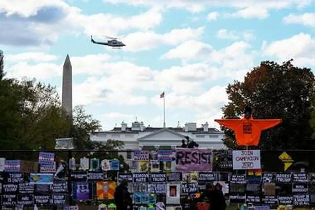 نصب پوسترهایی علیه ترامپ روی نرده های کاخ سفید + عکس