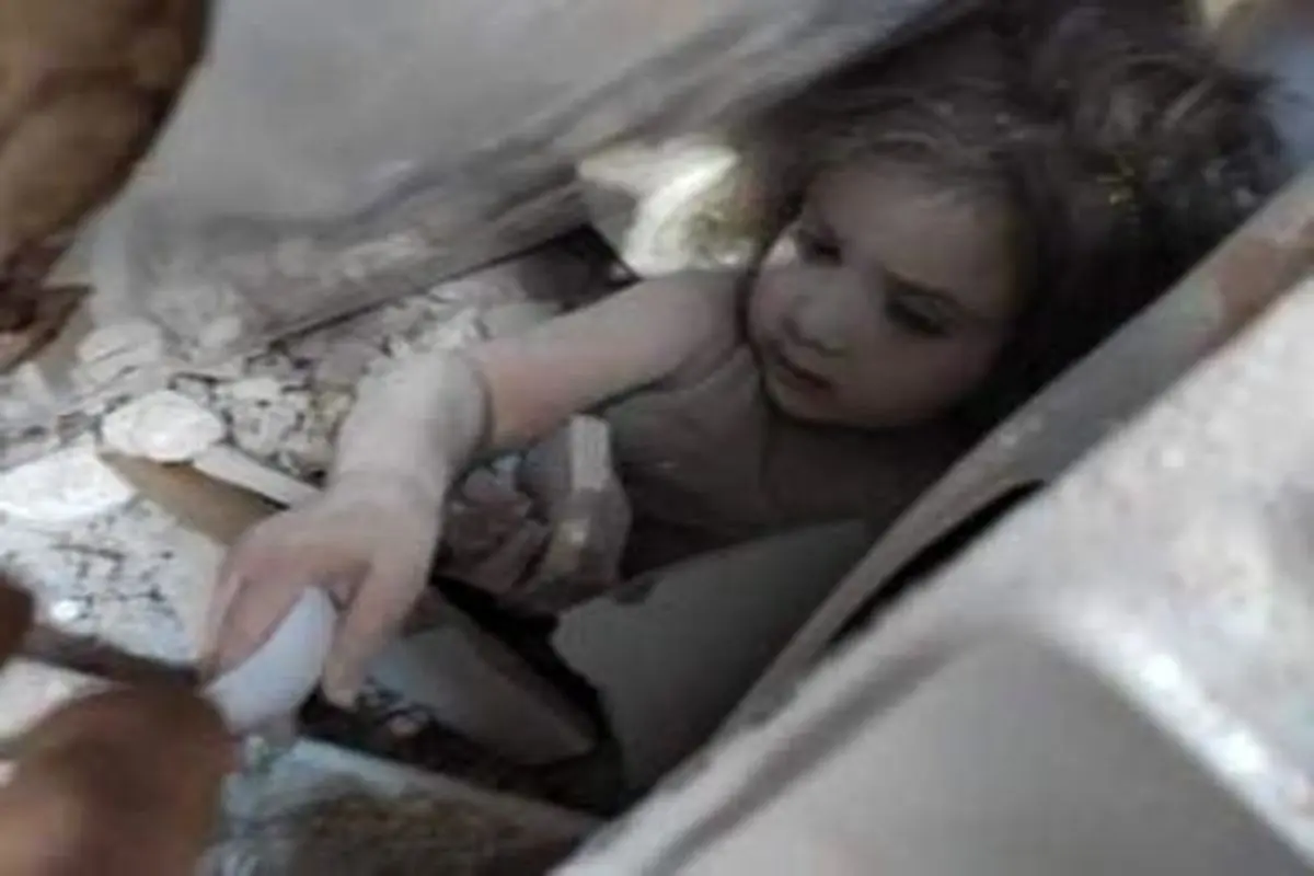 تصویری از دختر ٤ ساله‌ای که ٩١ ساعت پس از زلزله، زنده از زیر آوار نجات یافت