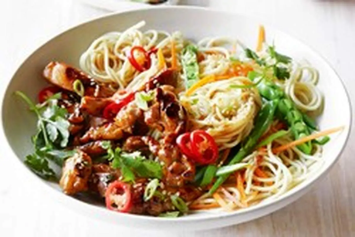 طرز تهیه خوراک نودل و جوجه به سبک ژاپنی ها