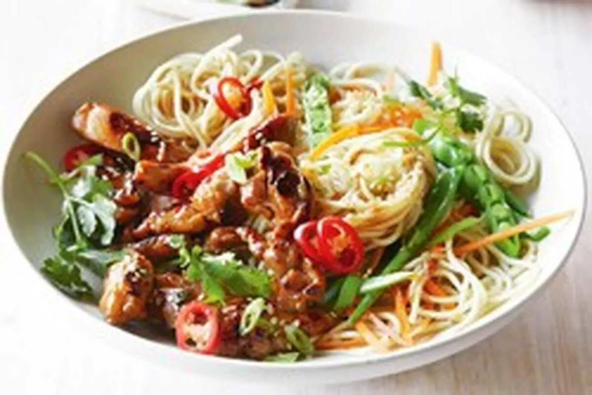 طرز تهیه خوراک نودل و جوجه به سبک ژاپنی ها