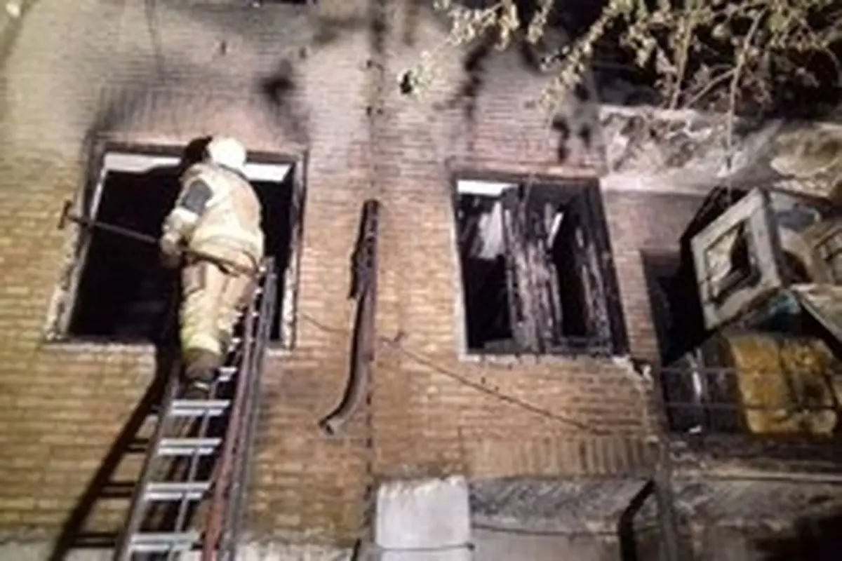آتش‌سوزی ساختمان ۳ طبقه در خیابان ولی‌عصر + عکس