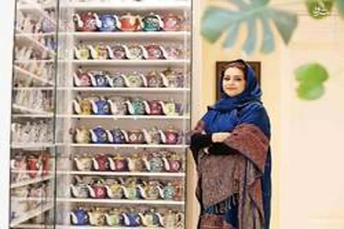 زن ایرانی با کلکسیونی از ۱۵۰۰ قوری+ عکس