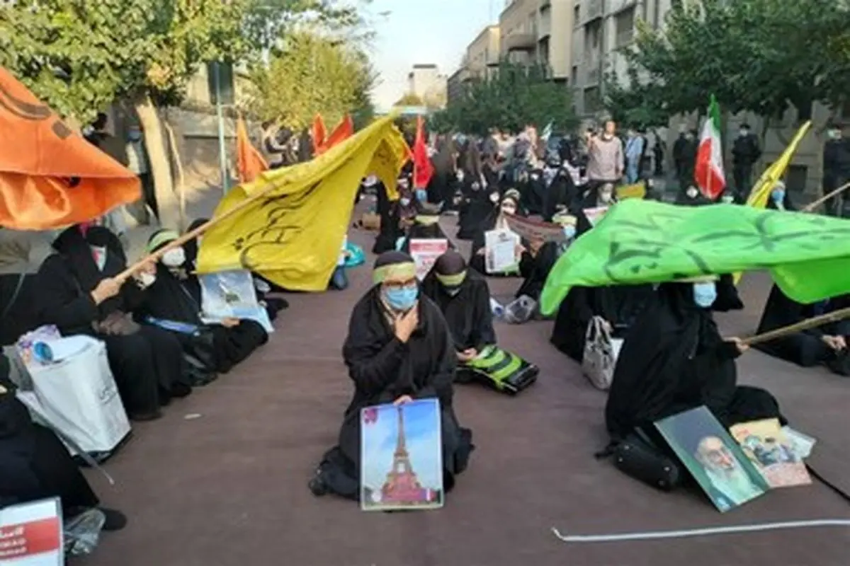 برگزاری تجمع اعتراضی مقابل سفارت فرانسه + عکس