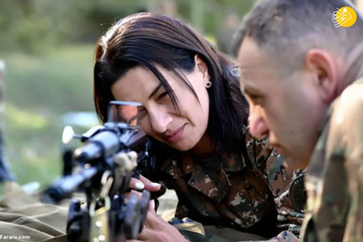 همسر نخست‌وزیر ارمنستان دست به اسلحه شد+ عکس
