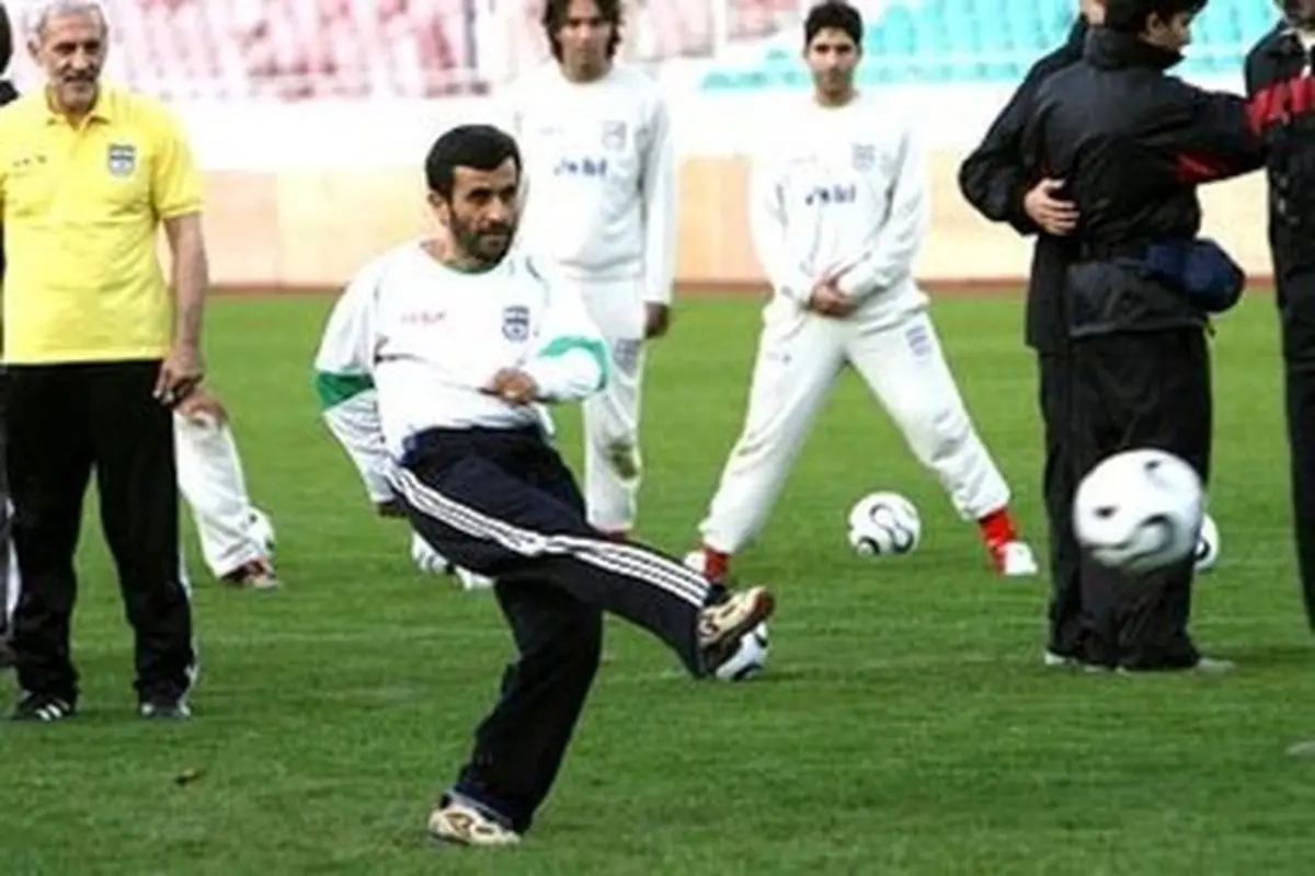 ماجرای عکس معروف احمدی‌نژاد با لباس تیم ملی + فیلم