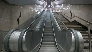 لحظه سقوط عابر پیاده از پله‌های مترو در چین + فیلم