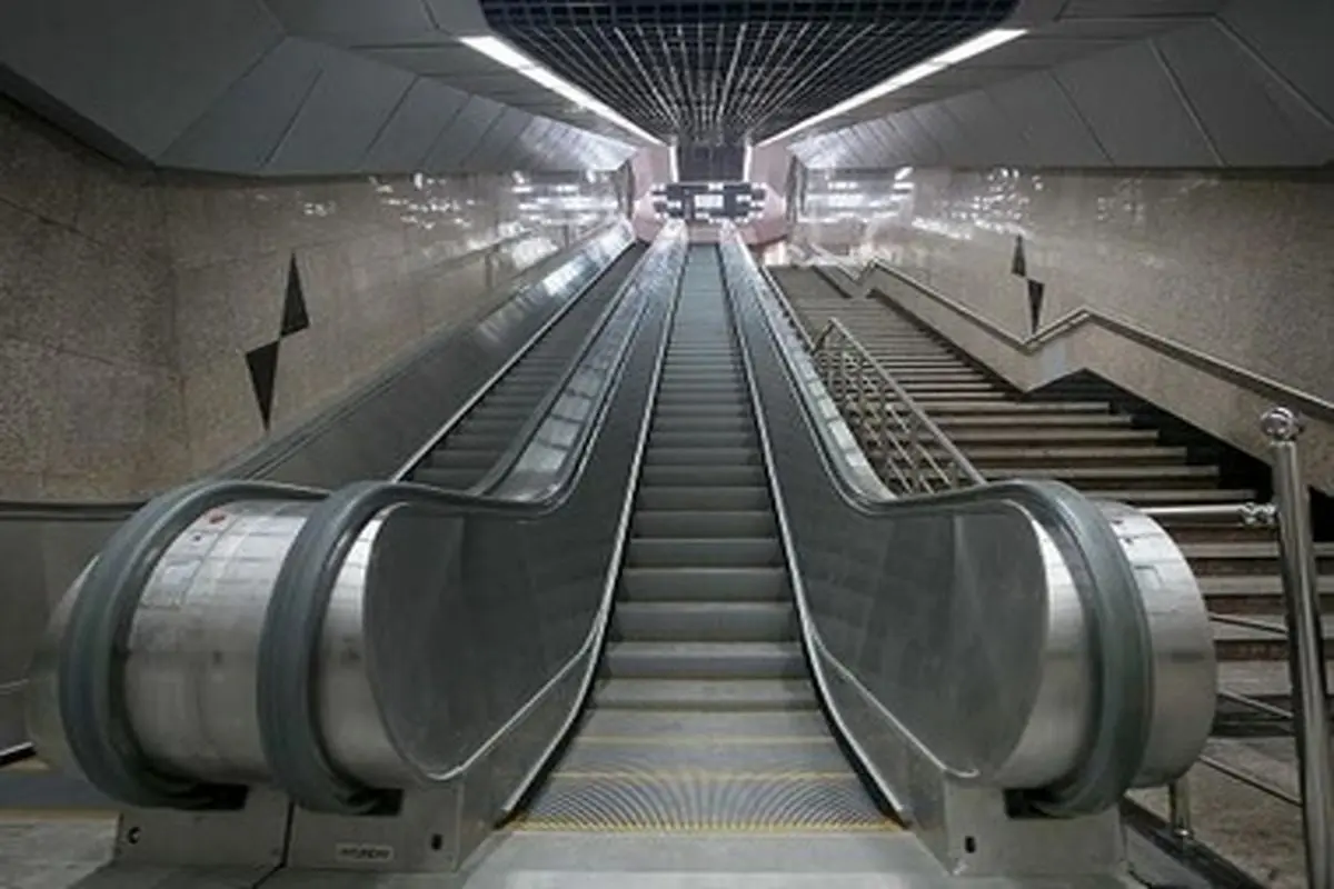 لحظه سقوط عابر پیاده از پله‌های مترو در چین + فیلم