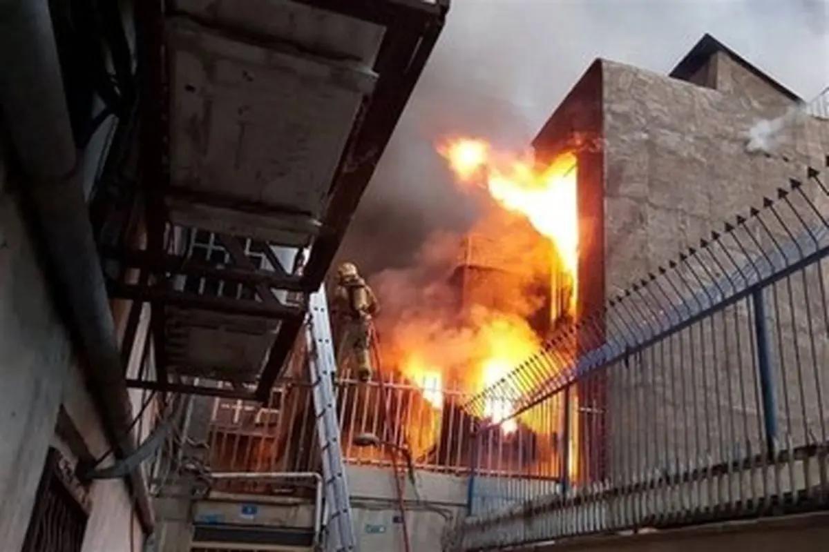 لحظه شعله‌ور شدن آتش در ساختمان ۳ طبقه + تصاویر