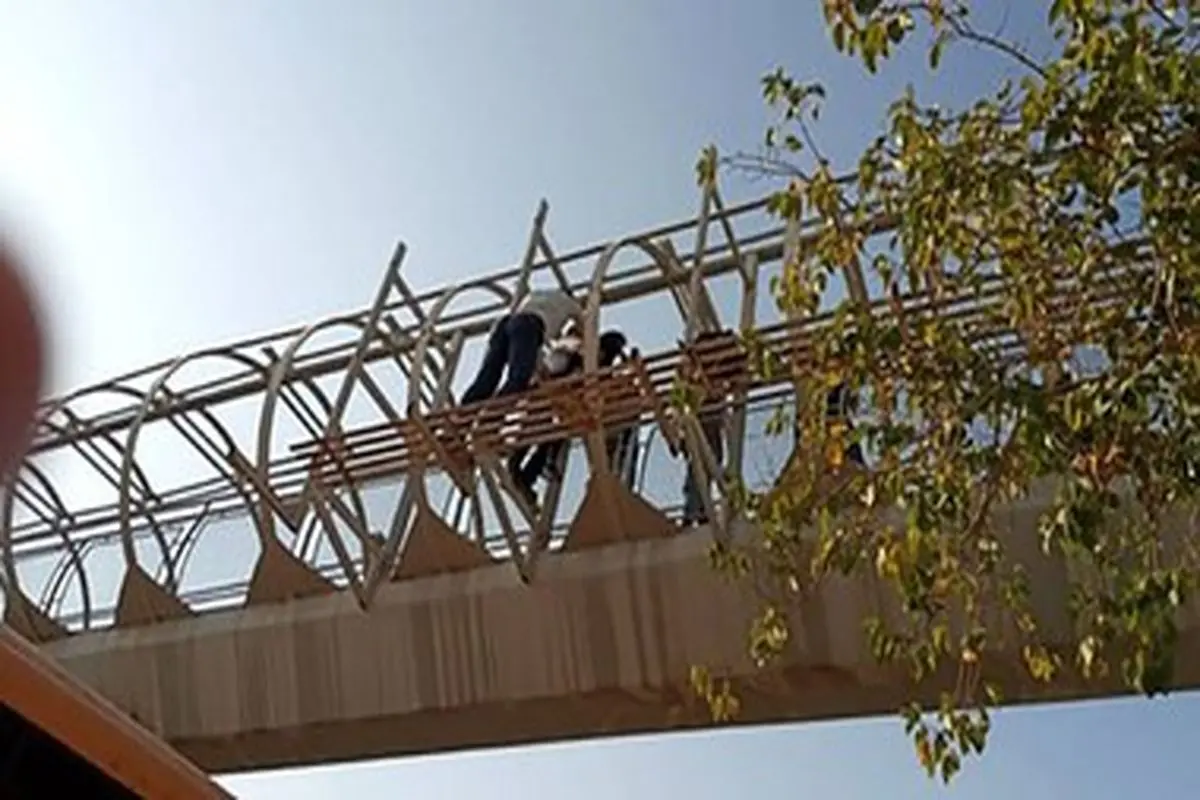 لحظه خودکشی دختر ۱۸ ساله از روی پل عابر در اصفهان+عکس