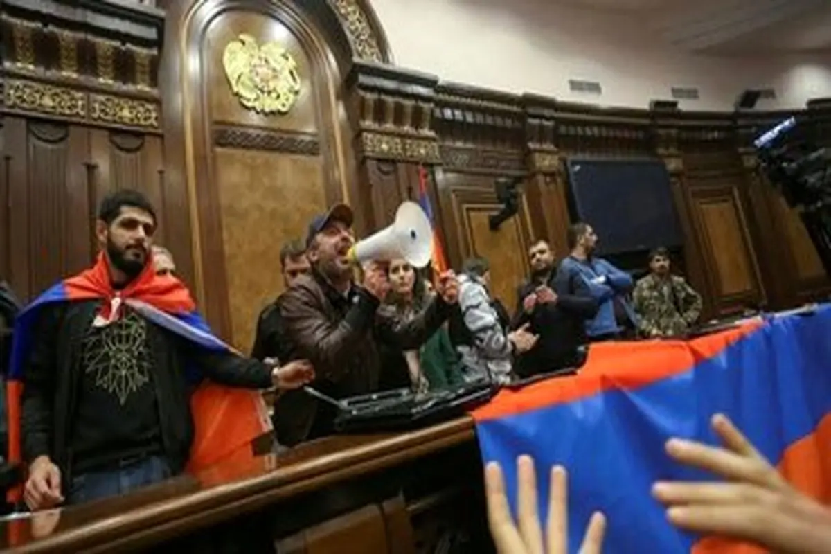 یورش معترضان به مقر دولت و پارلمان ارمنستان و تاکید بر استعفای نخست‌وزیر